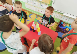 Dzieci ustawiają wieże z plastikowych kubeczków