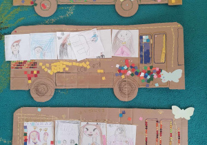 3 autokary z tektury wykonane przez dzieci