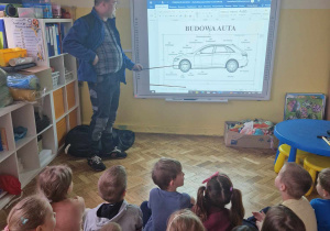 Ekspert tłumaczy dzieciom budowe auta
