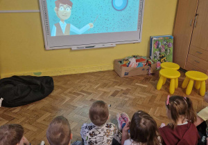 Dzieci oglądają film edukacyjny o właściwościach wody