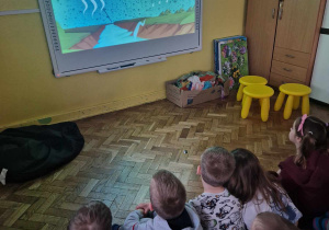Dzieci oglądają film edukacyjny o właściwościach wody