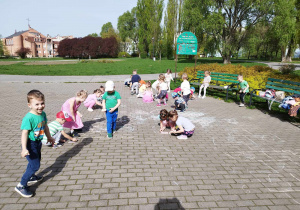 Dzieci bawią się w parku.