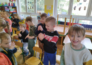 Dzieci tańczą w czasie audycji muzycznej.
