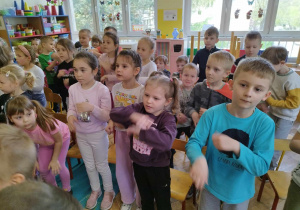 Dzieci tańczą w czasie audycji muzycznej