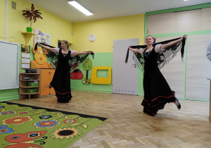 Tancerki tańczą węgierskiego czardasza.