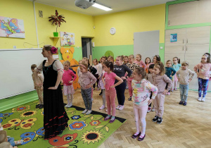 Dziewczynki uczą się kroków węgierskiego czardasza.