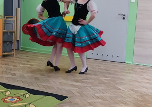 Tancerki tańczą polkę