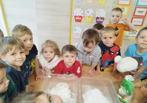 Dzieci uczestniczą w zabawie badawczej „Sztuczny śnieg”.