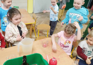 Dzieci uczestniczą w zabawie badawczej „Wulkan”.
