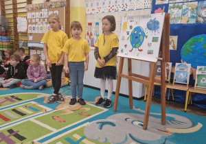Dzieci z drużyny żółtej prezentują swój eko kodeks