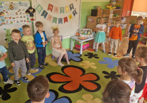 Dzieci śpiewają sto lat jubilatce