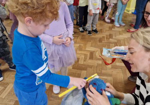 Chłopiec szczotkuje maskotce zęby