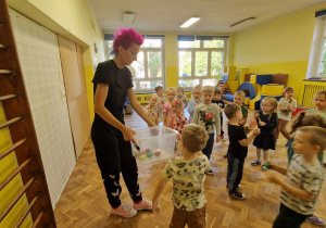 Dzieci odkładają instrumenty do pudełka