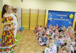 PProwadzący audycję muzyczną przedstawia publiczności parę tancerzy.