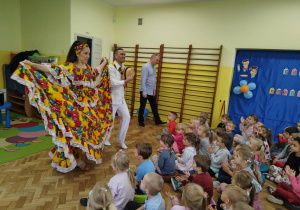 Prowadzący audycję muzyczną stoi przed publicznością.