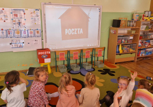 Dzieci oglądają film edukacyjny n/t poczty