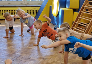 w strojach gimnastcznych uczestniczą w zajęciach ruchowych