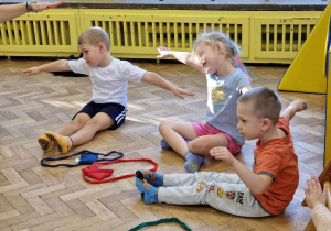 w strojach gimnastcznych uczestniczą w zajęciach ruchowych