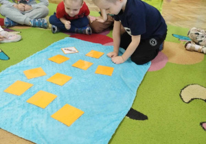 Dzieci grają w grę edukacyjną „Wróbel Memory”.