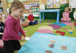 Dzieci uczestniczą w zabawie edukacyjnej „Znajdź pióro w zbliżeniu".