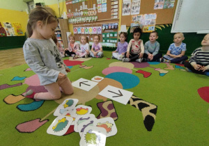 Dzieci uczestniczą w zabawie „Jeże" określając kierunki prawo - lewo.