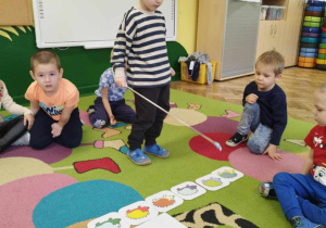 Chłopiec przelicza jeże skierowane w lewą stronę.