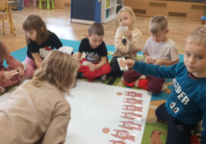 Dzieci dopasowują ilość elementów do cyfry na misiu.