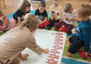 Dzieci dopasowują ilość elementów do cyfry na misiu.