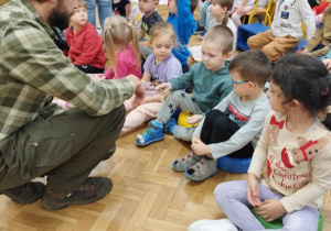 Dzieci oglądają porostek sarny i poroże jelenia