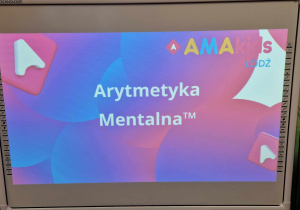 Na tablicy widnieje napis arytmetyka mentalna