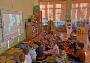 Dzieci oglądają film edukacyjnym o bezpiecznym korzystaniu z internetu