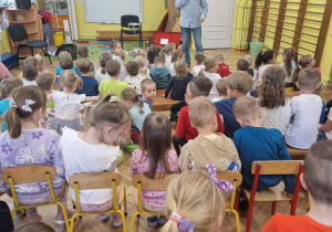Pan z mikrofonem wita się z dziećmi na koncercie
