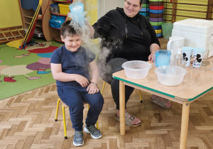 Chłopiec uczestniczy w doświadczeniu z suchym lodem