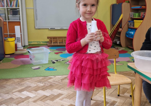 Dziewczynka uczestniczy w doświadczeniu z suchym lodem