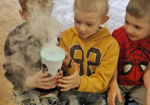Dzieci eksperymentują z suchym lodem