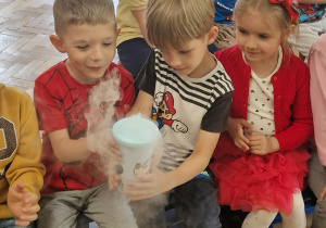 Dzieci eksperymentują z suchym lodem