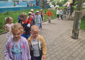 Dzieci w drodze na lody