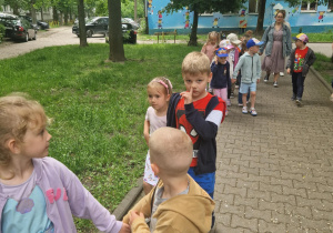 Dzieci w drodze na lody
