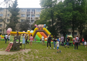 Dzieci bawią się na kolorowych dmuchańcach