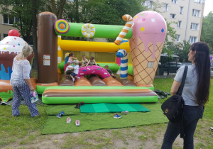 Dzieci bawią się na kolorowych dmuchańcach