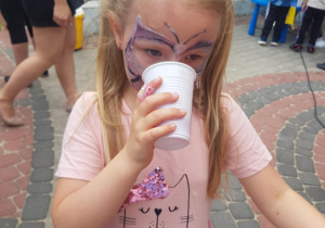 Dziewczynka prezentuje namalowanego motyla na twarzy