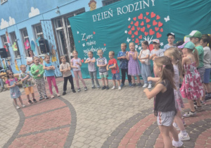 Dzieci z gr 4 występują na pikniku