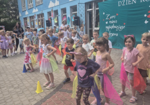 Dzieci z grupy 3 tańczą z kolorowymi chusteczkami