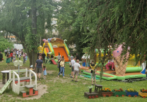 Dzieci bawią się na kolorowych dmuchańcach