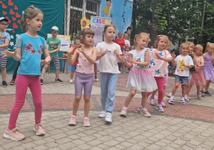 Dzieci prezentują umiejętności taneczne