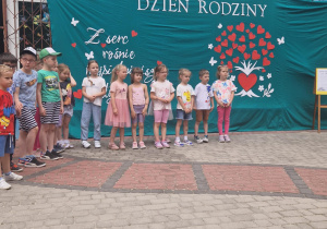 Dzieci przygotowują się do występu