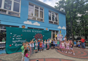 Dzieci prezentują swoje umiejętności wokane na pikniku
