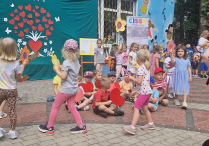 Dzieci tańczą dla mamy i taty