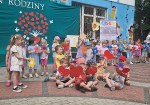 Dzieci tańczą dla mamy i taty