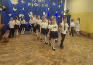 Dzieci z w galowych strojach tańczą poloneza